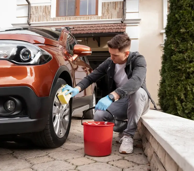 Lavage auto à domicile Chasseneuil-du-Poitou : professionnel intervenant sur un véhicule